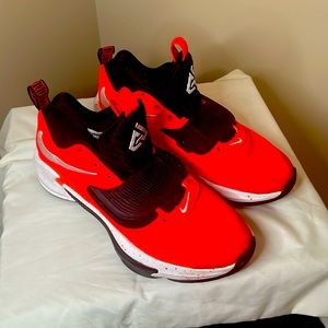 Orange “Greek Freak” 3’sNike Basketball shoes used lightly and i have the laces.